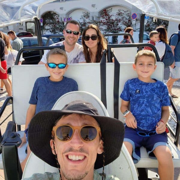 Happy family with children on a private tuk tuk tour in Sintra, Portugal, guided by Daniel Ponce from Yes, You Deserve! – enjoying a sunny day exploring local sights and streets.